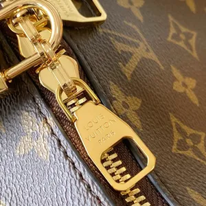 Louis Vuitton Bag M12098